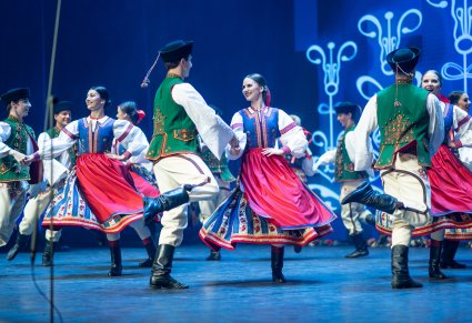 Zbliżenie na parę taneczną w kostiumach spiskich w figurze tanecznej