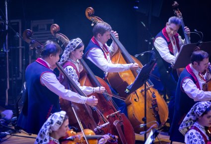 Zbliżenie na Muzyków w kostiumach wilanowskich grających na instrumentach smyczkowych