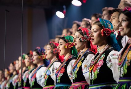 Zbliżenie na Artystki Chóru w kostiumach łowickich