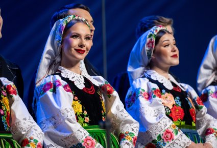 Zbliżenie na Artystki w kostiumach kocierzewskich w trakcie śpiewu