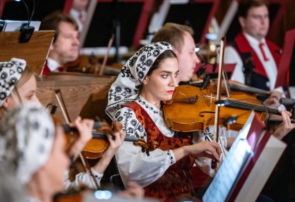Zbliżenie na Skrzypaczkę w kostiumie wilanowskich w trakcie gry na instrumencie