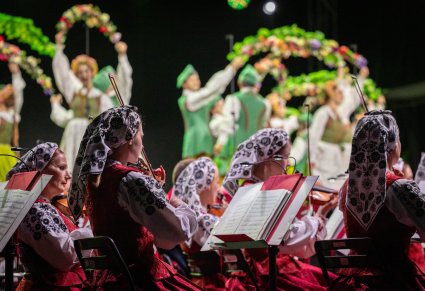 Zbliżenie na skrzypaczki w kostiumach wilanowskich, w tle część baletu podczas Lubuskiego winobrania