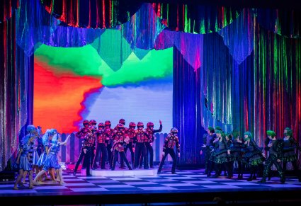 Na scenie postaci kół, kwadratów i trójkątów we wspólnej scenie sprzeczki