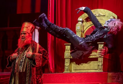 Postać Szatana wraz z postacią Heroda we wspólnej scenie