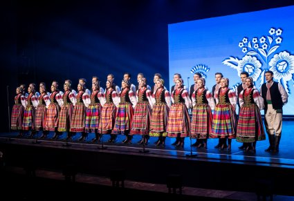 Artyści w kostiumach podlaskich podczas śpiewu