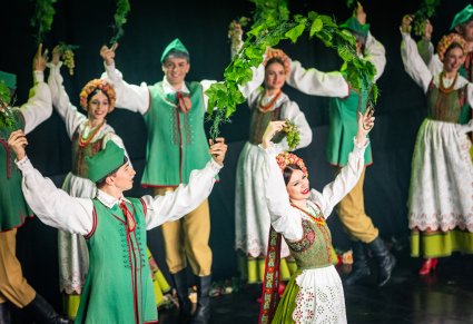 Artyści w kostiumach lubuskich w trakcie wykonywania choreografii tanecznej
