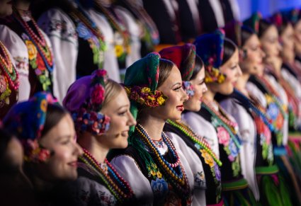 Zbliżenie na Artystki Chóru w kostiumach łowickich