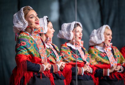 Cztery śpiewające Artystki na scenie w kostiumach lubuskich