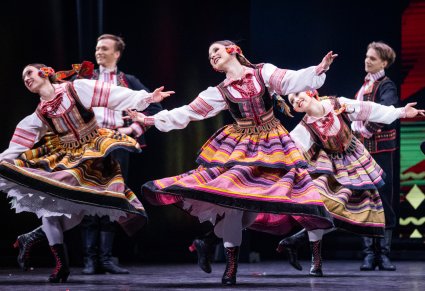 Artyści w kostiumach krzczonowskich w trakcie wykonywania choreografii tanecznej