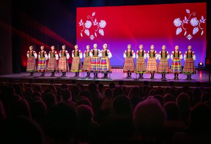 Chór w kostiumach kurpiowskich na scenie