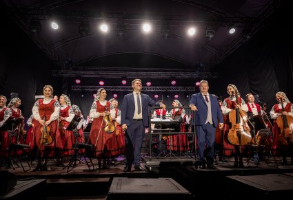 Orkiestra i dyrygenci w ukłonach po koncercie