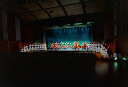 Widok na całą scenę na której znajduje się grupa Artystów Baletu w kontuszach wraz z Artystami chóru