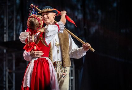 Para Artystów na scenie w kostiumach jurgowskich