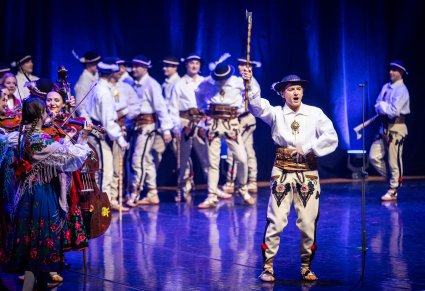 Zbliżenie na artystów w kostiumach podhalańskich na scenie