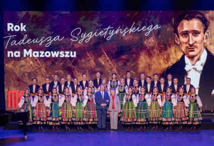 Chór zespołu "Mazowsze" z Dyrektorem i Ireną Santor pozujący do zdjęcia na scenie