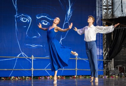 Zbliżenie na parę Artystów w kostiumach współczesnych w trakcie wykonywania choreografii tanecznej