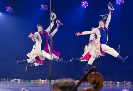 Grupa Artystów w kostiumach łańcuckich w trakcie wykonywania choreografii tanecznej