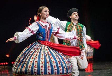 Zbliżenie na parę Artystów w kostiumach spiskich podczas wykonywania choreografii tanecznej