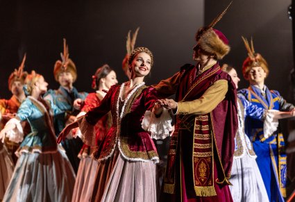Artyści Tancerze w kontuszach w trakcie wykonywania choreografii tanecznej