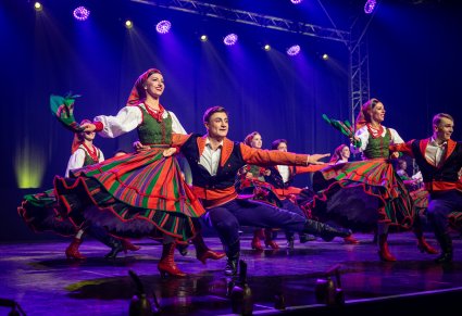 Zbliżenie na parę taneczną w kostiumie sannickim podczas obrotów