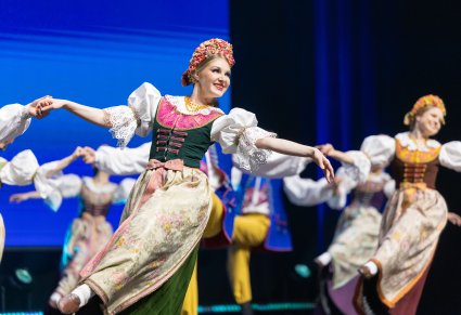 Zbliżenie na cześć Artystów w kostiumach rozbarskich w trakcie wykonywania choreografii tanecznej