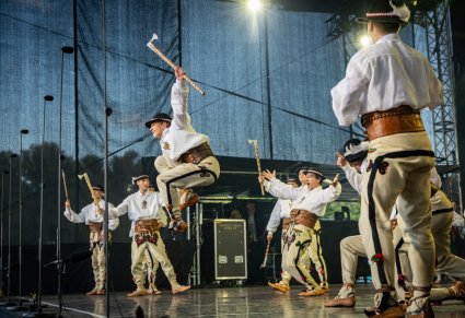 Tańce góralskie w wykonaniu baletu w kostiumach podhalańskich