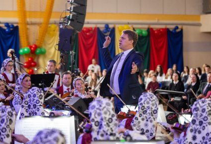 Dyrygent i orkiestra podczas koncertu