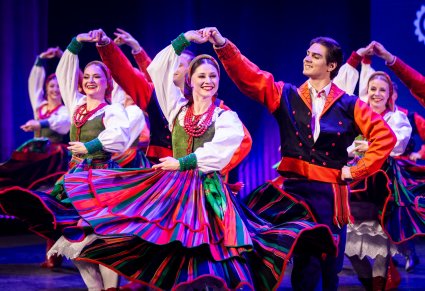 Para taneczna w kostiumach sannickich na scenie