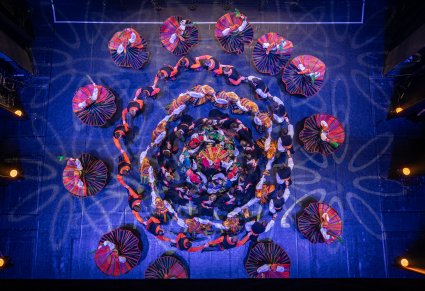 Zdjęcie z góry na scenę z tancerzami w finałowym układzie