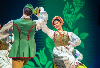 Para taneczna w kostiumach lubuskich na scenie w figurze tanecznej