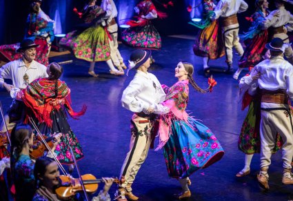 Zbliżenie na parę w kostiumach podhalańskich na scenie