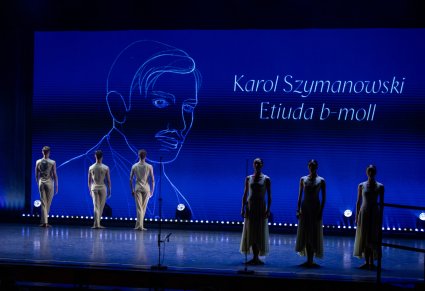 Na ledzie widocznym jako tło sceny widać postać Karola Szymanowskiego z podpisem jego imienia i nazwiska wraz z nazwą utworu Etiuda b-moll, na scenie 3 pary Artystów w kostiumach współczesnych podczas wykonywania choreografii tanecznej