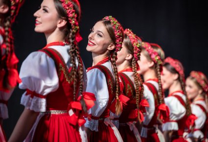 Rząd pięknie uśmiechniętych Artystek na scenie w kostiumach jurgowskich