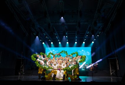 Na środku sceny Artyści w kostiumach lubuskich w trakcie finałowego momentu wykonywania choreografii tanecznej