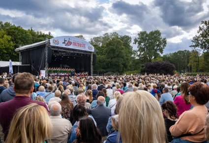 Ujęcie na scenę na której są Artyści na dużą ilość publiczności