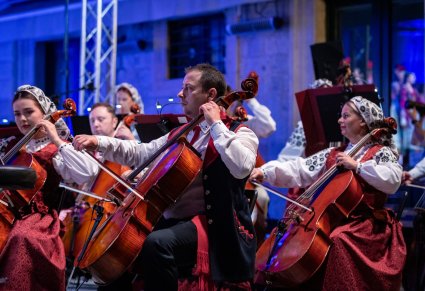 Zbliżenie na Muzyków smyczkowych z Orkiestry