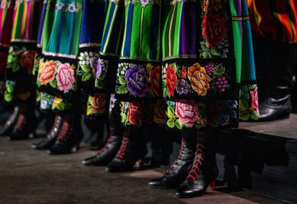 Zbliżenie obuwie oraz detale spódnicy w kostiumie łowickim