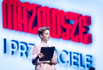Konferansjerka podczas przemowy na scenie
