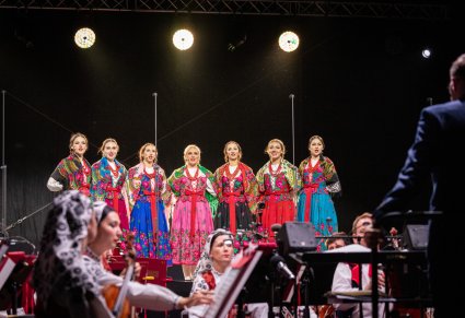 Chórzystki w kostiumach podhalańskich, podczas śpiewu na scenie