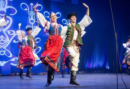 Zbliżenie na parę taneczną w kostiumach spiskich na scenie