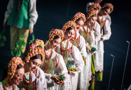 Zbliżenie na Artystki w kostiumach lubuskich w trakcie wykonywania choreografii tanecznej