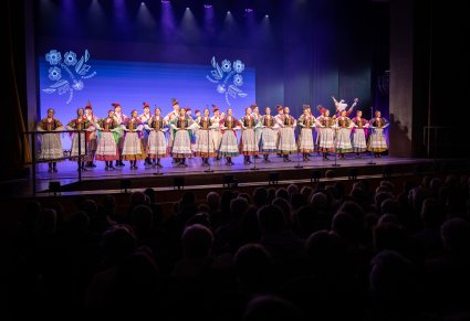 Na scenie Artyści w kostiumach krakowskich podczas śpiewu