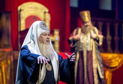 Na pierwszym planie postać Arcykapłana we wspólnej scenie z Herodem