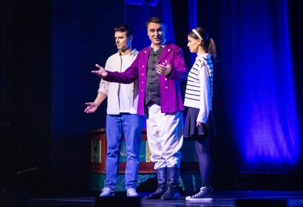 Na scenie Pan Kajetan, Tomek i Agnieszka. Główni bohaterowie spektaklu