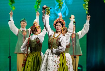 Zbliżenie na Artystkę w kostiumie lubuskim w trakcie wykonywania choreografii tanecznej