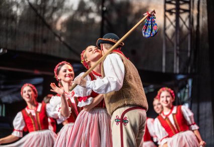 Artyści na scenie w kostiumach jurgowskich