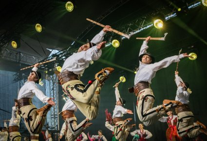 Tańcerze baletu podczas tańców góralskich, w kostiumach podhalańskich