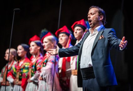 Solista wraz z Artystami w kostiumach krakowskich na scenie