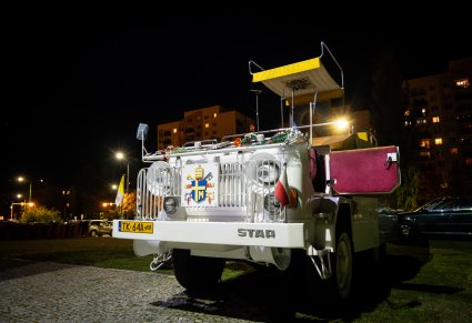 Odrestaurowany papamobile, którym podczas swojej pierwszej pielgrzymki do Polski podróżował Jan Paweł II