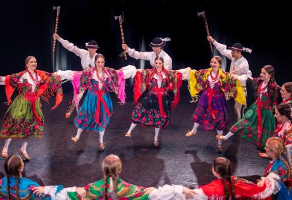 Artyści w kostiumach podhalańskich podczas układu na scenie